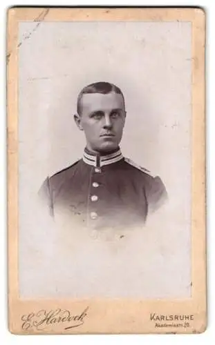 Fotografie E. Hardock, Karlsruhe, Akademiestr. 20, Garde-Soldat in Uniform
