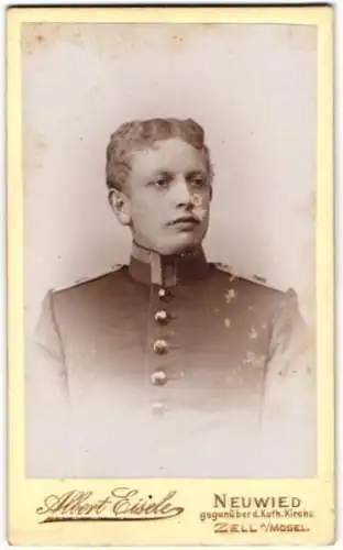 Fotografie Albert Eisele, Neuwied, gegenüber d. Kath. Kirche, Porträt eines Uffz. in Uniform
