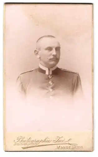 Fotografie Fotograf unbekannt, Magdeburg, Breite Weg 187, Einjährig-Freiwilliger Uffz. in Uniform