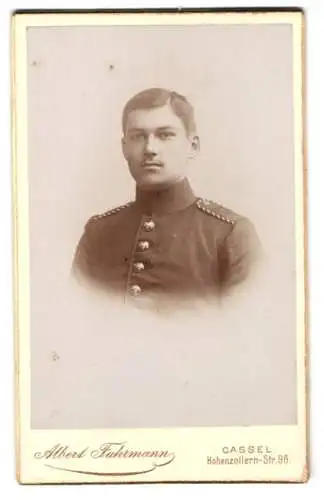 Fotografie Albert Fuhrmann, Cassel, Hohenzollern-Str. 96, Einjährig-Freiwilliger vom Rgt. Nr. 83 in Uniform