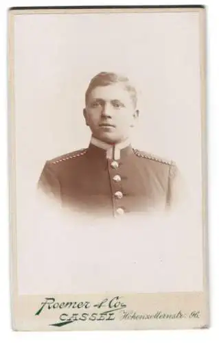 Fotografie Roemer & Co., Cassel, Hohenzollernstr. 96, Einjährig-Freiwilliger Uffz. vom Rgt. Nr. 83 in Uniform