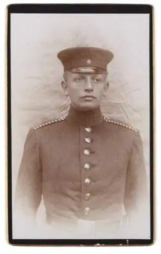 Fotografie unbekannter Fotograf und Ort, Einjährig-Freiwilliger Gefreiter in Uniform mit Schirmmütze