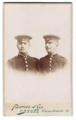 Fotografie Roemer & Co., Cassel, Hohenzollernstr. 96, Zwei Einjährig-Freiwillige Uffz. in Uniform mit Schirmmütze