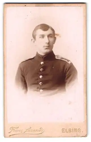Fotografie Franz Surand, Elbing, Alter Markt 1, Soldat in Uniform