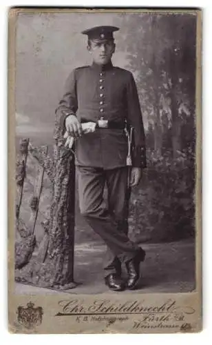 Fotografie Chr. Schildknecht, Fürth, Theaterstrasse 13, Soldat in Uniform mit Bajonett und Troddel