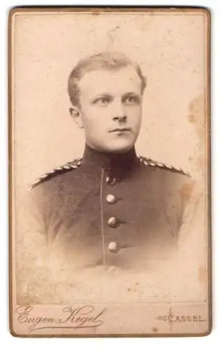 Fotografie Eugen Kegel, Cassel, 5. Gr. Rosenstrasse 5, Einjährig-Freiwilliger in Uniform