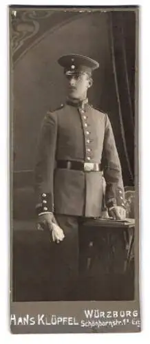 Fotografie Hans Klüpfel, Würzburg, Schönbornstrasse 11, Uffz. in Uniform mit Bajonett und Schirmmütze