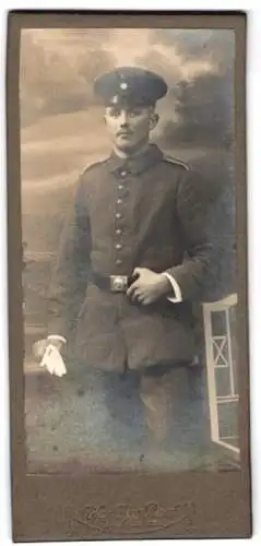 Fotografie Wilhelm Rief, Calw, Lange Strasse 21, Infanterist in Uniform mit Schirmmütze