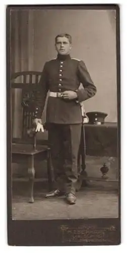 Fotografie A. Eberhard, Worms, Stephansgasse, Soldat in Uniform mit Bajonett und Troddel
