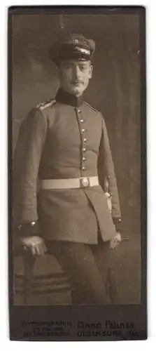 Fotografie Anna Feilner, Oldenburg, Jnnener Damm 12, Soldat in Uniform mit Bajonett und Schirmmütze