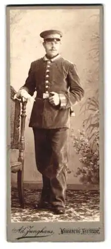 Fotografie Ad. Junghans, Magdeburg Neustadt, Einjährig-Freiwilliger Garde-Soldat in Uniform mit Bajonett