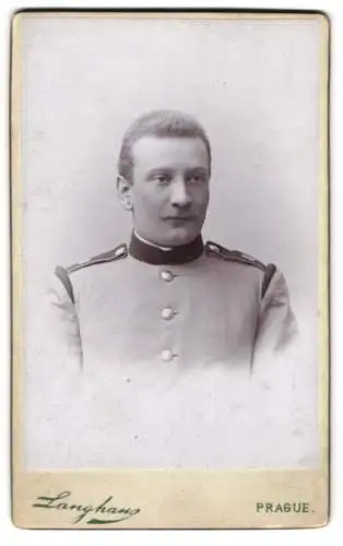 Fotografie Langhans, Prag, Vodickova, Porträt eines Soldaten vom Rgt. Nr. 8 in Uniform