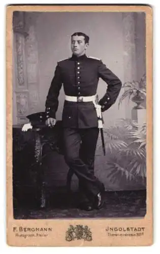 Fotografie F. Bergmann, Ingolstadt, Theresienstrasse 329, Soldat in Uniform mit Bajonett und Portepee