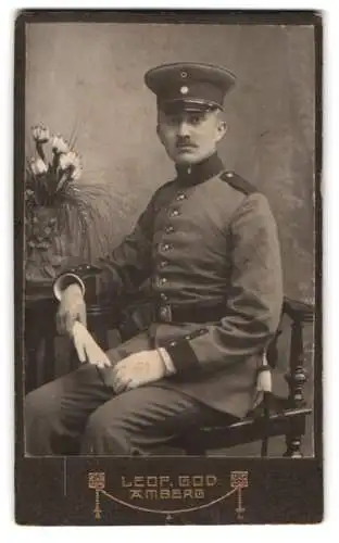 Fotografie Leop. God, Amberg, Sulzbacherstrasse, Soldat in Uniform mit Bajonett und Schirmmütze