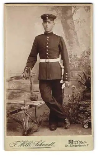 Fotografie F. Wilh. Schmidt, Metz, St. Medardensr. 10, Soldat in Uniform mit Bajonett, Portepee und Schirmmütze