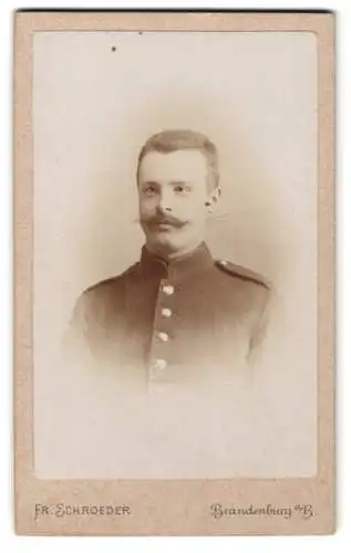 Fotografie Fr. Schroeder, Brandenburg a/H., Ritterstr. 18, Soldat in Uniform