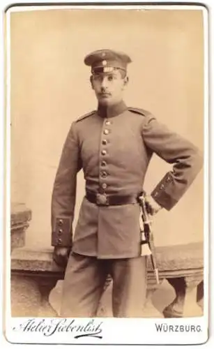 Fotografie Atelier Siebenlist, Würzburg, Ecke der Kroatengasse, Soldat in Uniform mit Bajonett und Schirmmütze