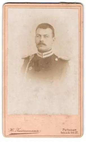 Fotografie H. Zwirnemann, Potsdam, Schock Str. 27, Porträt Garde-Offizier mit Schützenschnur und Centenar-Medaille