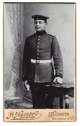 Fotografie P. Hassert, Hannover, Welfenplatz 16a, Soldat von Feld-Artillerie-Rgt. in Uniform mit Bajonett