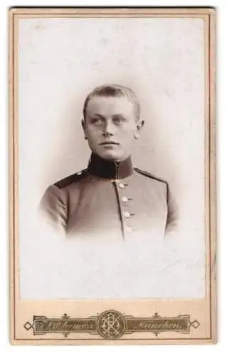 Fotografie F. X. Ostermayr, München, Karlsplatz 6, Soldat in Uniform