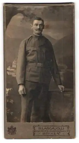 Fotografie R. Largajolli, Brixen, Adlerbrückenstr. 5, Portrait eines k.u.k. Soldaten in Uniform