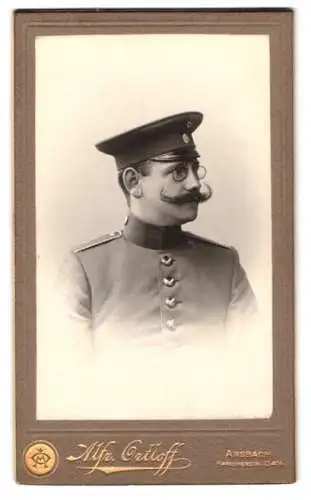 Fotografie Mfr. Ortloff, Ansbach, Karlsplatz 4, Porträt eines Einjährig-Freiwilligen in Uniform mit Schirmmütze