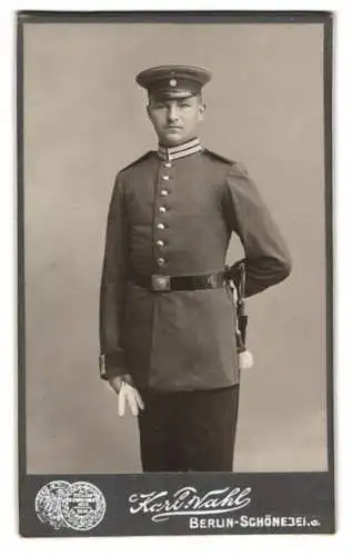 Fotografie Karl Wahl, Berlin-Schöneberg, Hauptstrasse 1-2, Garde-Soldat in Uniform mit Bajonett und Schirmmütze