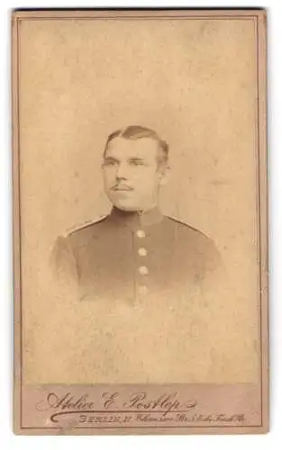 Fotografie E. Postlep, Berlin, Chausseestrasse 5, Portrait eines Soldaten in Uniform