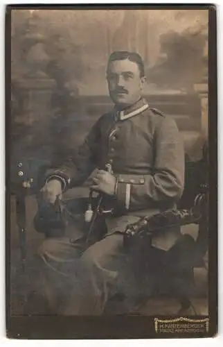 Fotografie H. Ranzenberger, Mainz, Rheinstrasse, Porträt Portepee-Uffz. mit Säbel, Band zum EK II 1914 für Nichtkämpfer