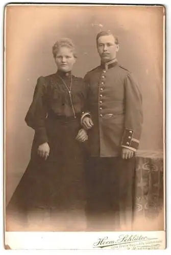 Fotografie Herm. Schlüter, Magdeburg, Breite Weg, Paarporträt, Dame mit Vize-Felwebel in Uniform