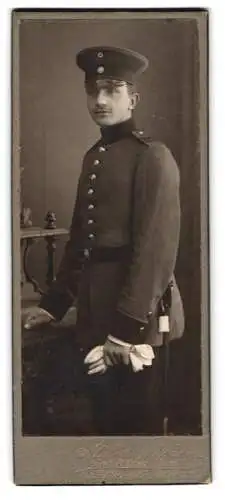 Fotografie Atelier Boden, Breslau, Blücherstrasse 16, Soldat vom Rgt. Nr. 102 in Uniform mit Schirmmütze