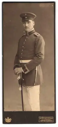 Fotografie W. Höffert, Potsdam, Humboldtstrasse, Einjährig-Freiwilliger Garde-Uffz. von Feld-Artillerie-Rgt. mit Säbel