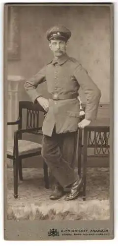 Fotografie Alfr. Ortloff, Ansbach, Karolinenstr. 25, Soldat in Feldgrau Uniform mit Bajonett und Schirmmütze