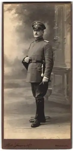 Fotografie Photo Samson & Co, Bruxelles, 11 Rue Neuve, Offizier in Uniform mit Bajonett und Schirmmütze