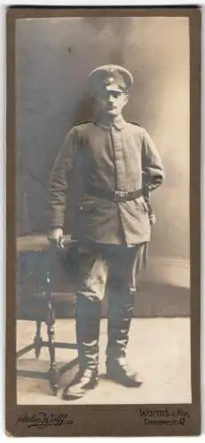 Fotografie Atelier Wolff, Worms, Kämmererstr. 42, Soldat in feldgrauer Uniform mit Bajonett und Schirmmütze