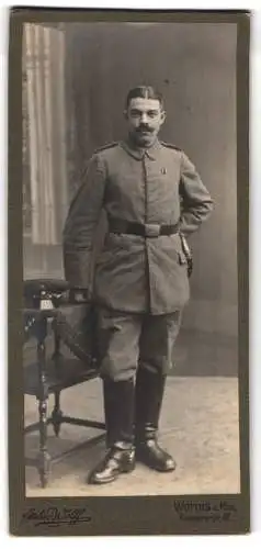 Fotografie Atelier Wolff, Worms am Rhein, Kämmererstrasse 42, Soldat in feldgrauer Uniform mit Feldspange