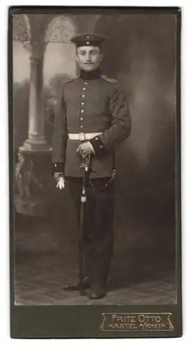 Fotografie Fritz Otto, Kastel am Rhein, Soldat in Uniform mit Säbel