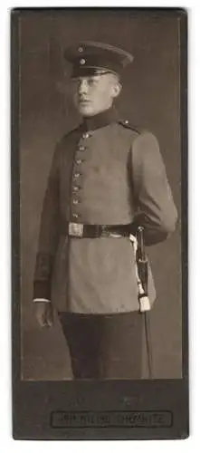 Fotografie Joh. Niclou, Chemnitz, Königstrasse 5, Soldat in Uniform mit Bajonett und Schirmmütze