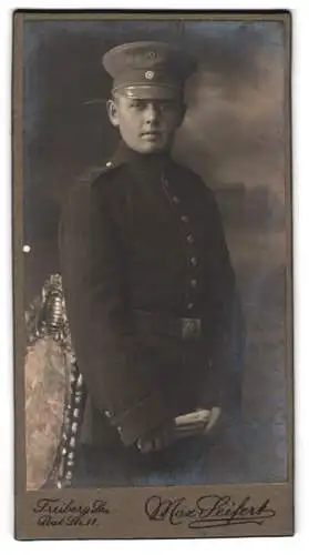 Fotografie Max Seifert, Freiberg in Sachsen, Pestalozzistrasse 11, Soldat vom Rgt. Nr. 12 in Uniform mit Schirmmütze