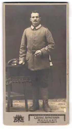 Fotografie Carl Berne, München, Türkenstr. 20, Garde-Soldat in Feldgrau Uniform mit Bajonett