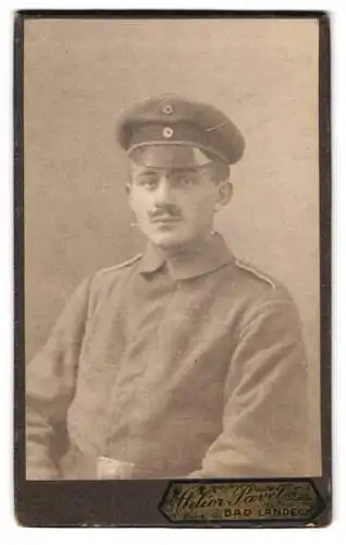 Fotografie Helene Pavel, Bad Landeck, Infanterist in Feldgrau Uniform mit Schirmmütze