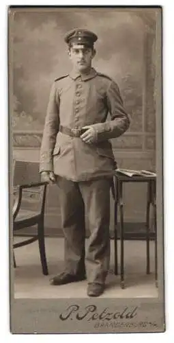 Fotografie P. Petzold, Brandenburg, Steinstr. 52, Soldat in feldgrauer Uniform mit Bajonett und Schirmmütze
