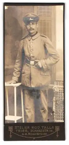 Fotografie Rud. Talla, Trier, Schanzstr. 14, Soldat in feldgrauer Uniform mit Schirmmütze