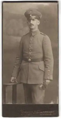 Fotografie Samson & Co., Bremen, Hutfilterstrasse 9/13, Soldat in feldgrauer Uniform mit Schirmmütze