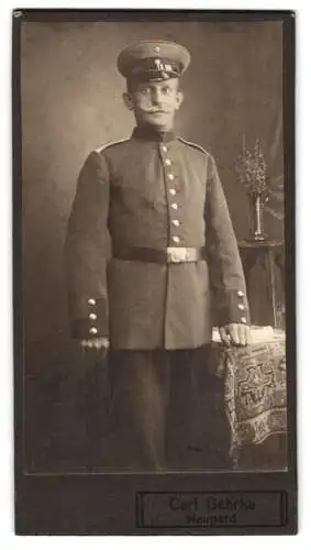 Fotografie Carl Gehrke, Naugard, Soldat in Uniform mit Schirmmütze