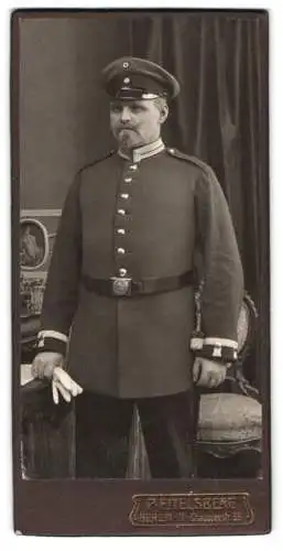 Fotografie Paul Eitelsberg, Berlin, Chausseestrasse 33, Garde-Uffz. in Uniform mit Bajonett und Schirmmütze
