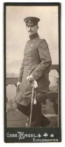 Fotografie Gebr. Engel, Diedenhofen, Leutnant in Uniform mit Säbel und Schirmmütze