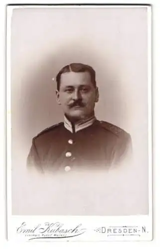 Fotografie Emil Kubasch, Dresden, Hauptstrasse 19, Portrait eines Garde-Soldaten in Uniform