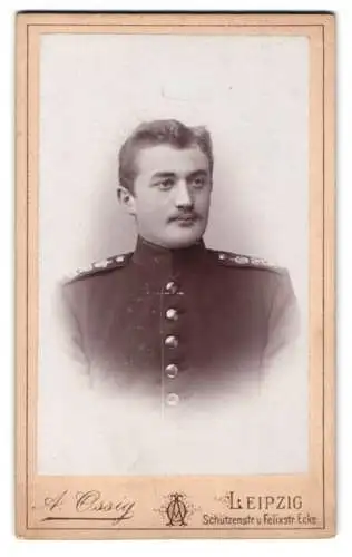 Fotografie A. Ossig, Leipzig, Schützenstr. u. Felixstr. Ecke, Portrait eines Soldaten in Uniform
