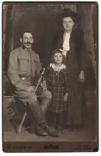 Fotografie J. Schein, Wien, Fasangasse 36, Soldat mit Familie, k.u.k. Zugsführer in Uniform mit Säbel